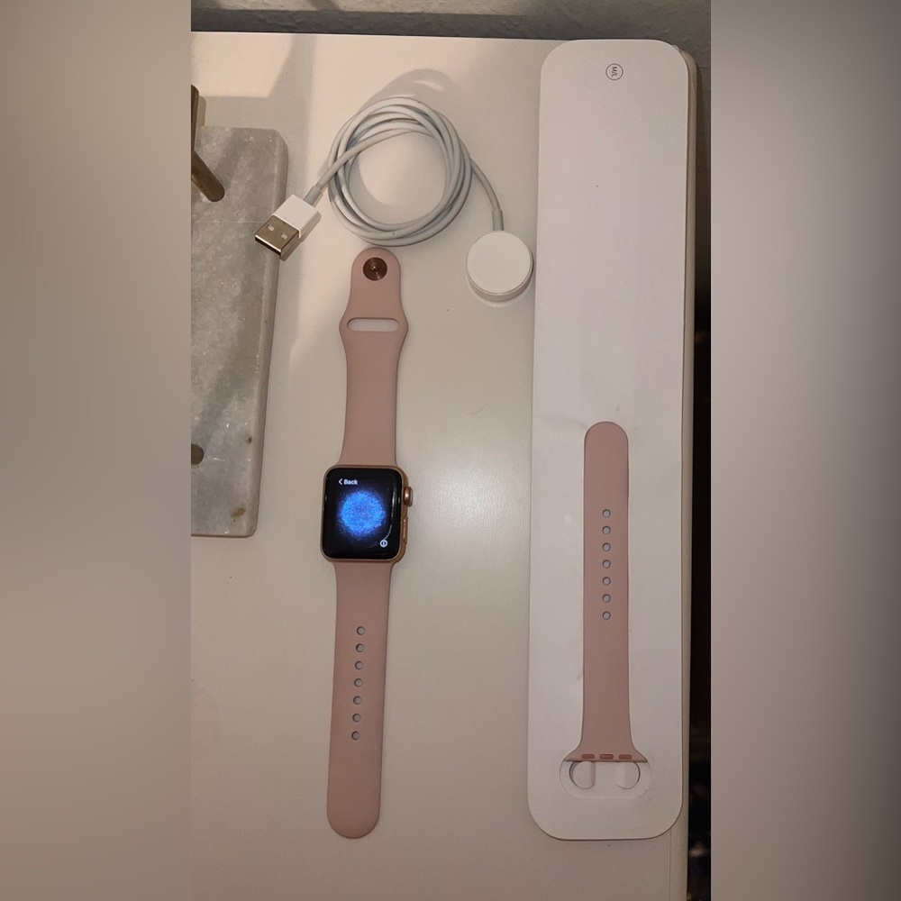 Used Apple Watch Series 3 38MM Rose Gold - GPS + Cellular - Pink Sand